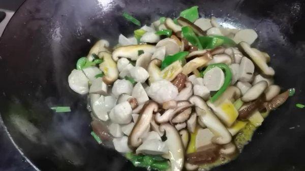 炒丸子怎么做，怎样做炒丸子（学会这样做蘑菇炒猪肉丸秒变大厨）