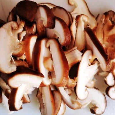 炒丸子怎么做，怎样做炒丸子（学会这样做蘑菇炒猪肉丸秒变大厨）