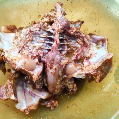 鸡架怎么做好吃，凉拌鸡架的做法（把全家人征服的蜜汁烤鸡架）