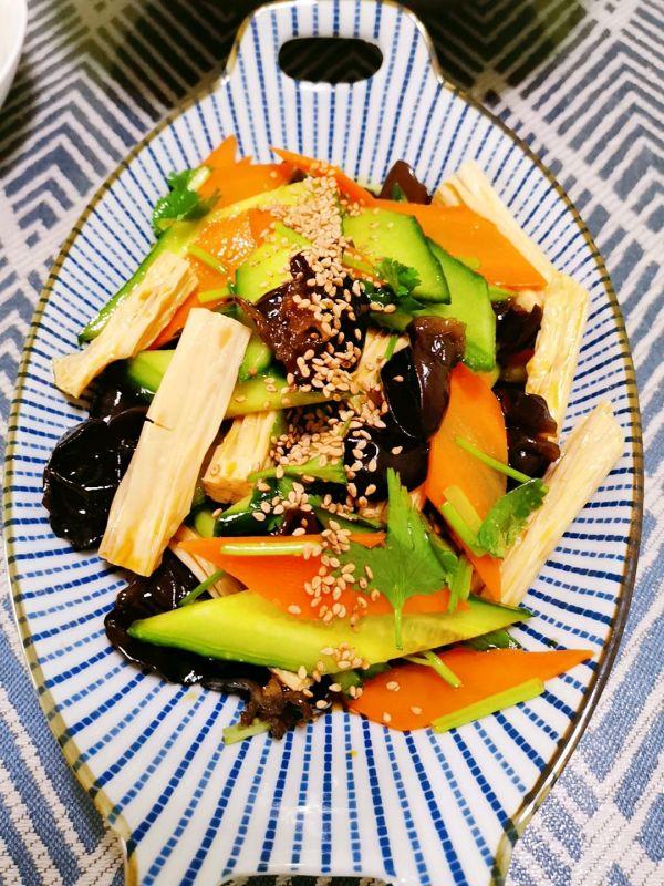 腐竹和黄瓜胡萝卜怎么拌，拌腐竹黄瓜怎么拌好吃（凉拌素什锦）