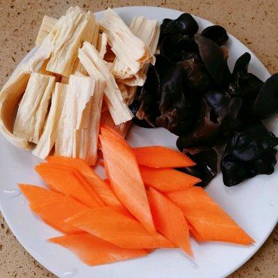 腐竹和黄瓜胡萝卜怎么拌，拌腐竹黄瓜怎么拌好吃（凉拌素什锦）