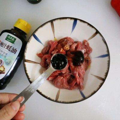 小炒牛肉怎么做好吃又嫩，小炒牛肉的做法 最正宗的做法（双椒小炒牛肉❤️肉嫩有技巧❗️年夜饭宴客菜）