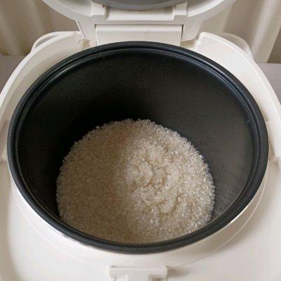 电饭锅煮稀饭的步骤，电饭锅怎么烧稀饭（下班回家也能做的煲仔饭）