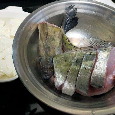 家常炖鱼汤的简单做法，最简单家庭炖鱼汤做法（鲜香下饭的奶白色的鱼汤）