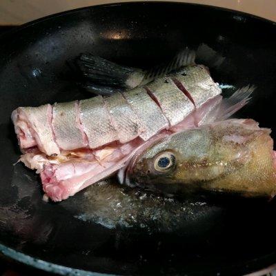 家常炖鱼汤的简单做法，最简单家庭炖鱼汤做法（鲜香下饭的奶白色的鱼汤）
