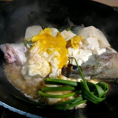 家常炖鱼汤的简单做法，最简单家庭炖鱼汤做法（鲜香下饭的奶白色的鱼汤）