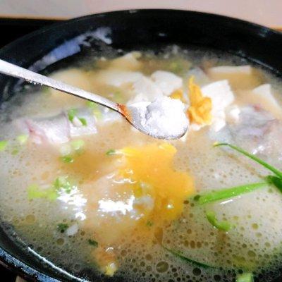 家常炖鱼汤的简单做法，最简单家庭炖鱼汤做法（鲜香下饭的奶白色的鱼汤）