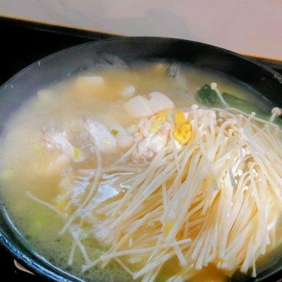 家常炖鱼汤的简单做法，最简单家庭炖鱼汤做法（鲜香下饭的奶白色的鱼汤）