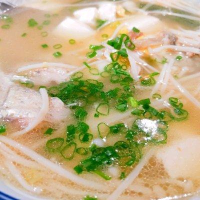 家常炖鱼汤的简单做法，最简单家庭炖鱼汤做法（鲜香下饭的奶白色的鱼汤）