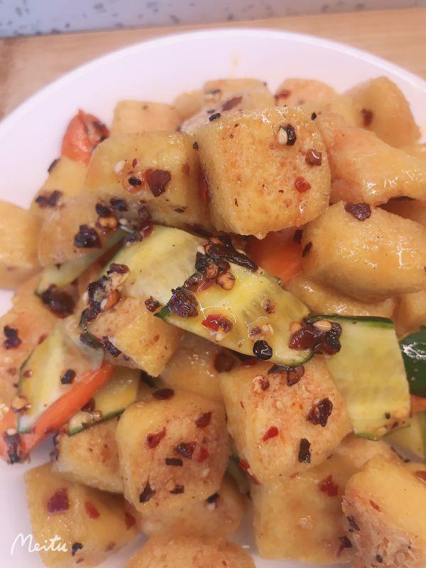 豆腐泡怎么做好吃，炸豆腐泡怎么做好吃（正宗地道的拌豆腐泡做法）