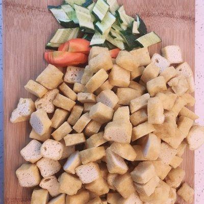 豆腐泡怎么做好吃，炸豆腐泡怎么做好吃（正宗地道的拌豆腐泡做法）