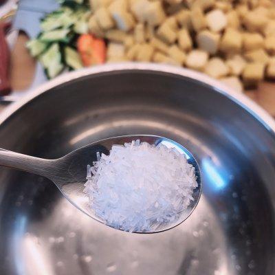 豆腐泡怎么做好吃，炸豆腐泡怎么做好吃（正宗地道的拌豆腐泡做法）