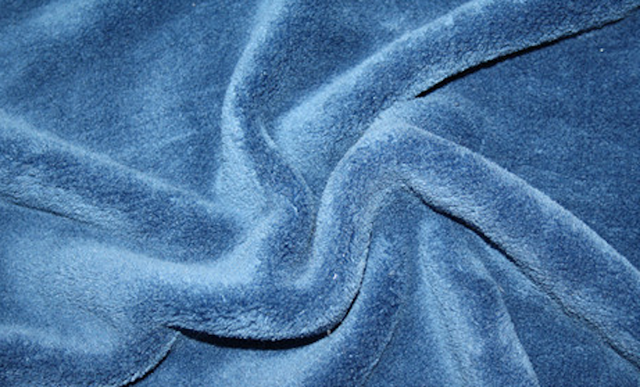 法兰绒是什么面料，好的法兰绒具备什么特点（盖了一个冬天的绒被）