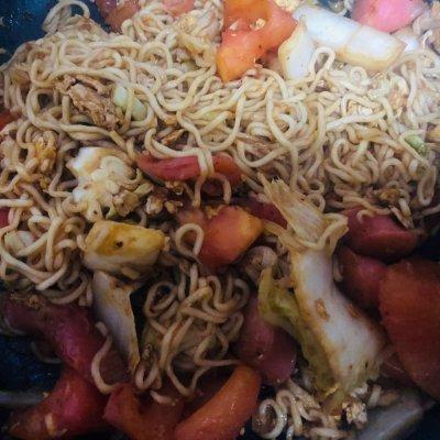 西红柿炒方便面，酸甜口味素炒方便面的做法（原来做辣炒方便面这么简单）