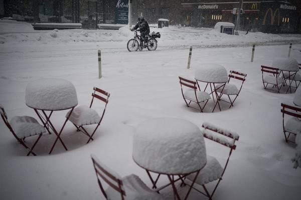 暴风雪会造成什么影响，暴风雪造成的危害（“致命”暴风雪侵袭美国已致4人死亡）