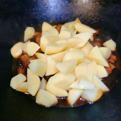 五花肉土豆片的做法，五花肉烧土豆正宗做法（这样的#福气年夜菜#五花肉烧土豆你能吃多少）