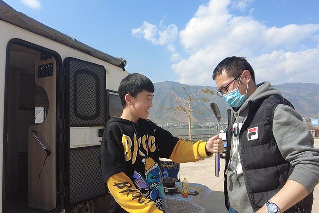 青春期男孩叛逆家长该怎样做，青春期男孩叛逆家长该怎样做,他特别烦妈妈怎么办（男孩到了青春期开始叛逆）