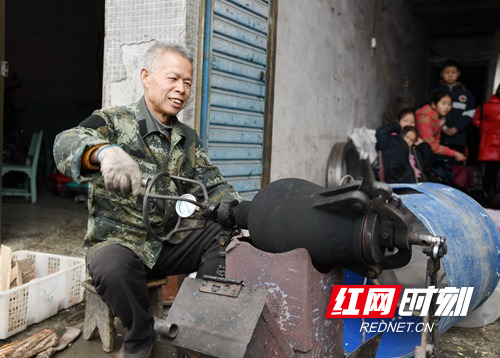 大米爆米花怎么做，用大米做爆米花的方法（爆米花：民间即将远逝的记忆）