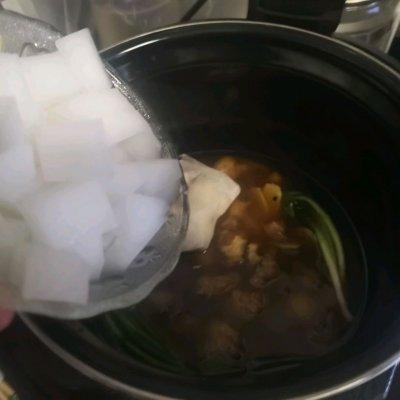 家常牛肉烧萝卜怎么做，牛肉烧萝卜怎么做家常做法（李孃孃爱厨房之一一白萝卜烧牛肉）