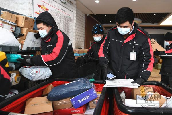 顺丰派件到晚上几点，顺丰最晚几点收件（新春走基层丨顺丰快递小哥）