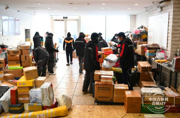 顺丰派件到晚上几点，顺丰最晚几点收件（新春走基层丨顺丰快递小哥）