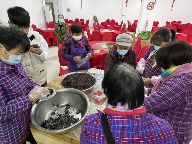 如何做血糯米八宝饭，新老村民自制八宝饭