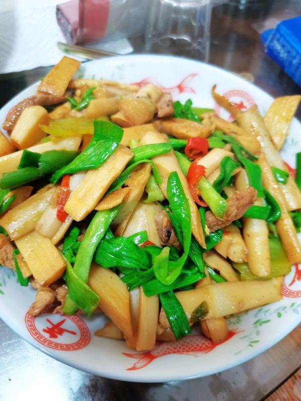 笋怎么炒好吃，笋怎么炒好吃又简单的做法（吃一次想十次的下饭菜竹笋炒蒜苗）