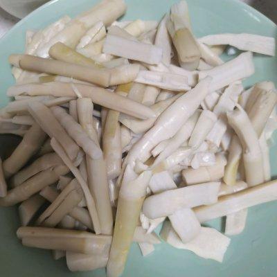 笋怎么炒好吃，笋怎么炒好吃又简单的做法（吃一次想十次的下饭菜竹笋炒蒜苗）