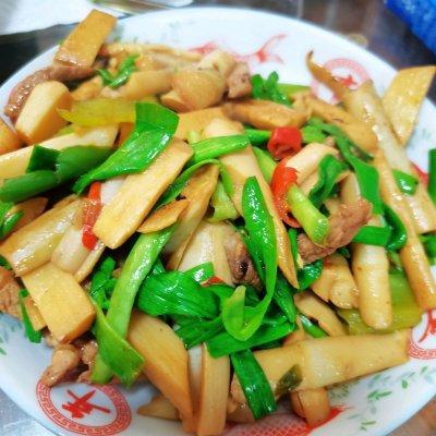 笋怎么炒好吃，笋怎么炒好吃又简单的做法（吃一次想十次的下饭菜竹笋炒蒜苗）