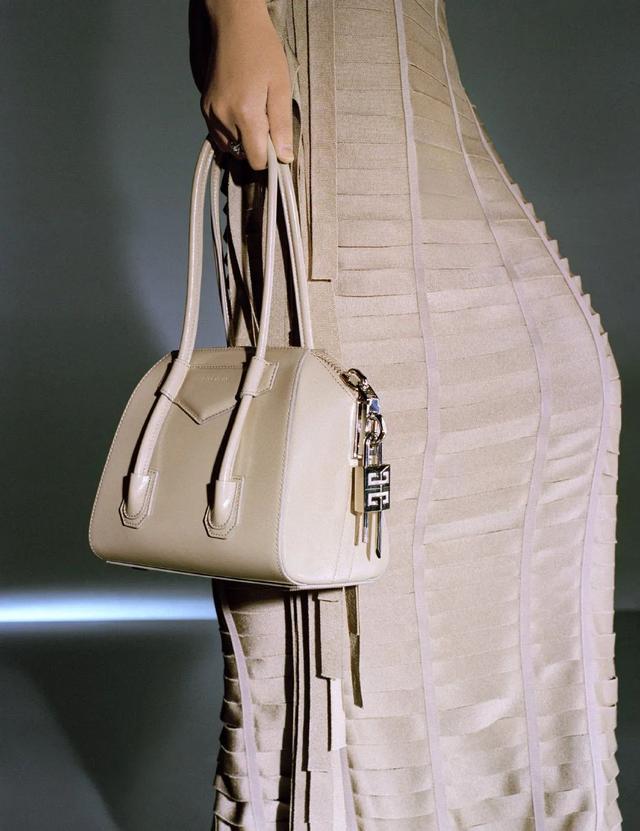 2月14情人节送什么，2月14号情人节送什么礼物（情人节最佳送礼列表借你抄）