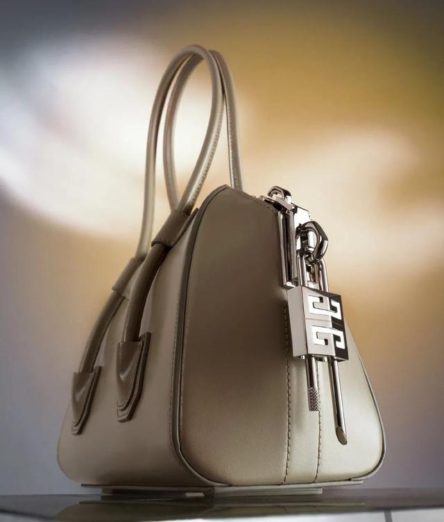 2月14情人节送什么，2月14号情人节送什么礼物（情人节最佳送礼列表借你抄）