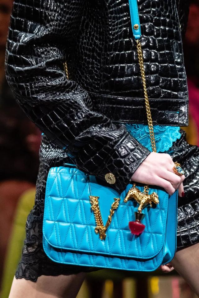 2月14情人节送什么，2月14号情人节送什么礼物（情人节最佳送礼列表借你抄）