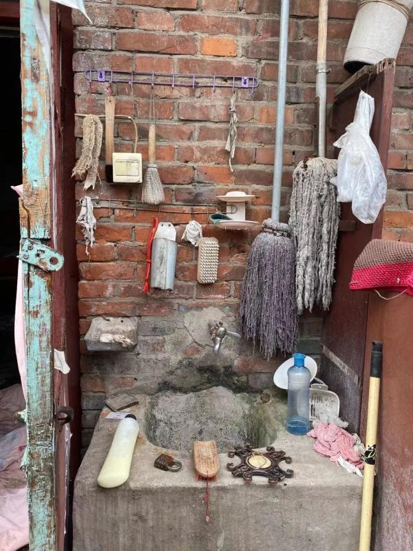 一个单人旁一个几，单人旁一个几念什么（这片“没人管”的平房还迁了）