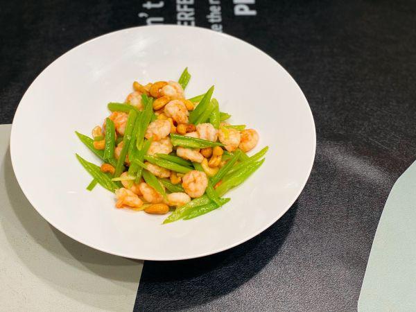 芹菜腰果虾仁家常做法，年夜饭桌上的西芹腰果虾仁