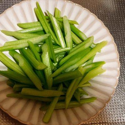 芹菜腰果虾仁家常做法，年夜饭桌上的西芹腰果虾仁