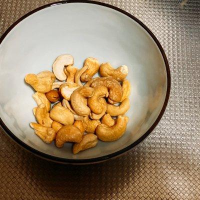 芹菜腰果虾仁家常做法，年夜饭桌上的西芹腰果虾仁