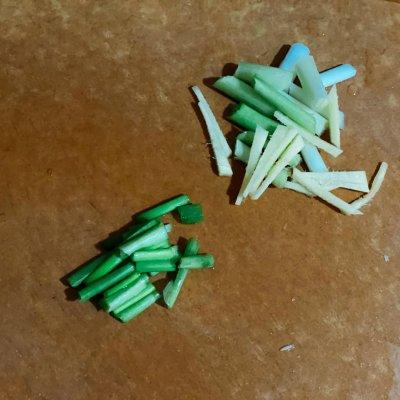 芹菜腰果虾仁家常做法，年夜饭桌上的西芹腰果虾仁