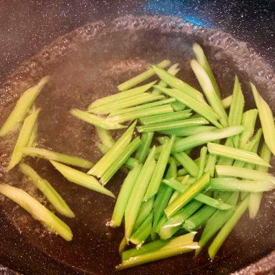 芹菜腰果虾仁家常做法，年夜饭桌上的西芹腰果虾仁