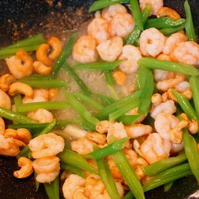 芹菜腰果虾仁家常做法，年夜饭桌上的西芹腰果虾仁