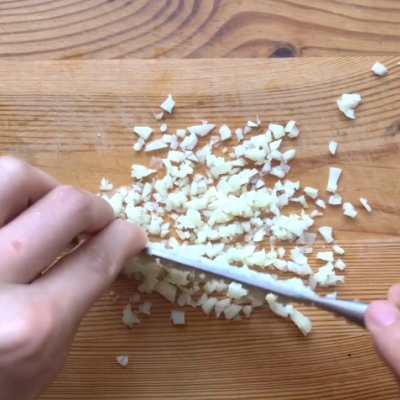 竹节虾做法有哪些，竹节虾最简单的做法（吃一次就让你忘不了的纸包芦笋越南黑虎虾）