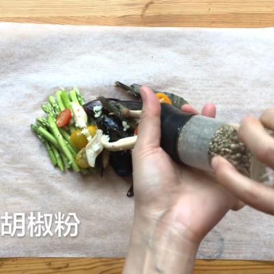 竹节虾做法有哪些，竹节虾最简单的做法（吃一次就让你忘不了的纸包芦笋越南黑虎虾）