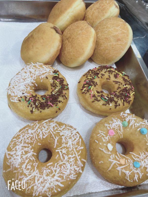 怎么做甜甜圈简单做法，怎么做甜甜圈简单做法不用烤箱（百吃不厌的家庭版甜甜圈）