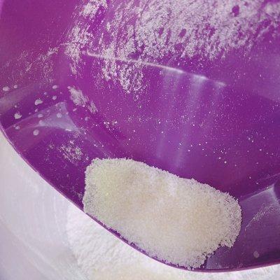 怎么做甜甜圈简单做法，怎么做甜甜圈简单做法不用烤箱（百吃不厌的家庭版甜甜圈）