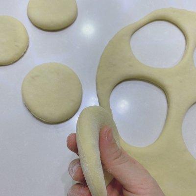 怎么做甜甜圈简单做法，怎么做甜甜圈简单做法不用烤箱（百吃不厌的家庭版甜甜圈）