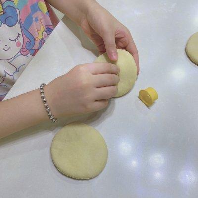 怎么做甜甜圈简单做法，怎么做甜甜圈简单做法不用烤箱（百吃不厌的家庭版甜甜圈）