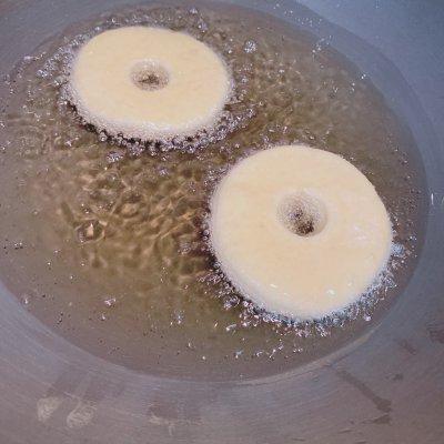 怎么做甜甜圈简单做法，怎么做甜甜圈简单做法不用烤箱（百吃不厌的家庭版甜甜圈）