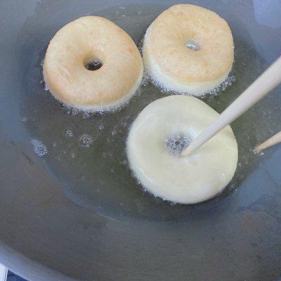 怎么做甜甜圈简单做法，怎么做甜甜圈简单做法不用烤箱（百吃不厌的家庭版甜甜圈）