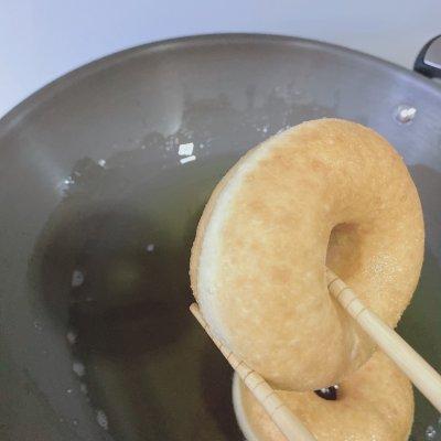怎么做甜甜圈简单做法，怎么做甜甜圈简单做法不用烤箱（百吃不厌的家庭版甜甜圈）