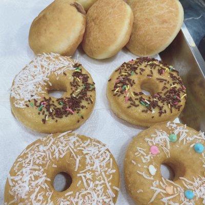 怎么做甜甜圈简单做法，怎么做甜甜圈简单做法不用烤箱（百吃不厌的家庭版甜甜圈）