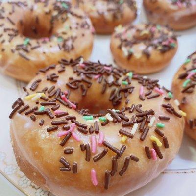 怎么做甜甜圈简单做法，怎么做甜甜圈简单做法不用烤箱（百吃不厌的家庭版甜甜圈）